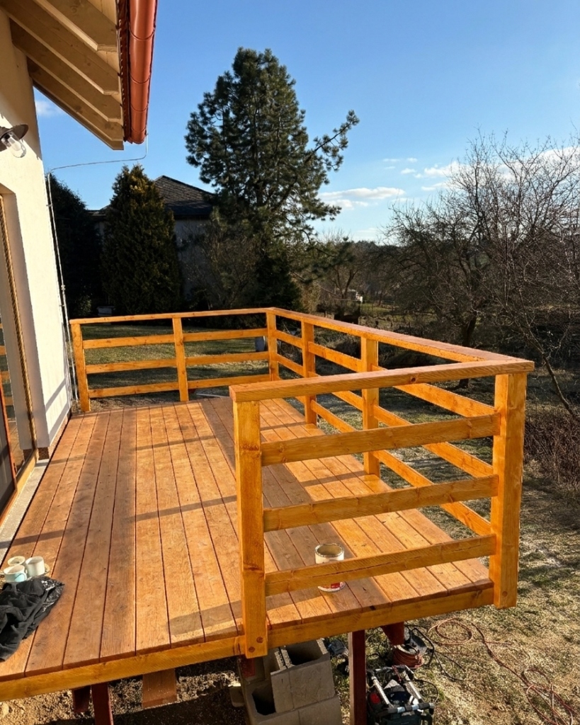 Hotová dřevěná terasa s masivním zábradlím